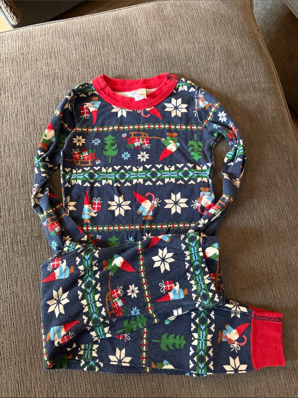 Hanna Andersson Navy, Red and Green Gnome Print Pajama Set - Picture 4 of 4